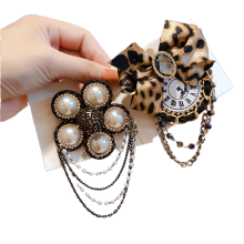 2021 New Leopard Pearl Chain Designer Brooch Pin for Women Girl Coat Sweater Accessories Vintage Badge Fashion Jewelry Handmade